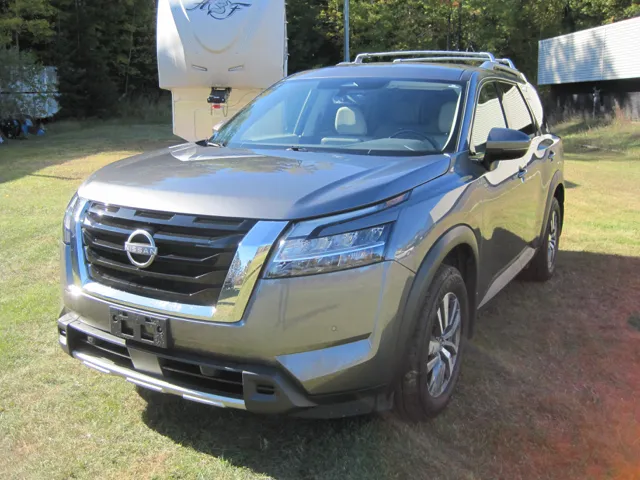 2023 Nissan Pathfinder SL's photo