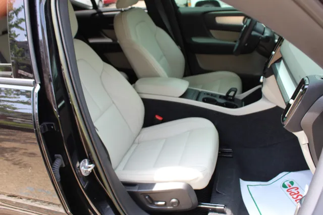 2022 Volvo XC40 T5 Momentum photo 22