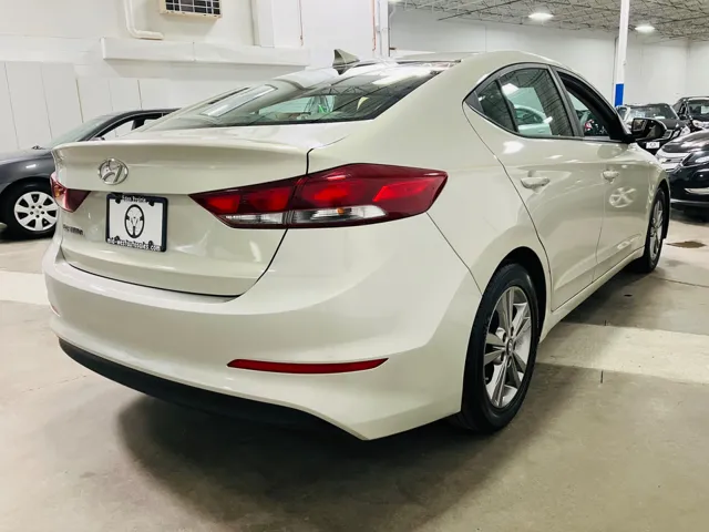 2017 Hyundai Elantra SE photo 2