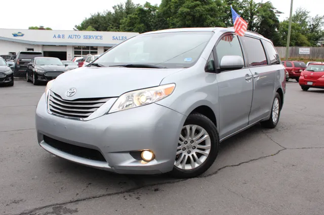 2015 Toyota Sienna XLE V6 7-Passenger Access Seat's photo