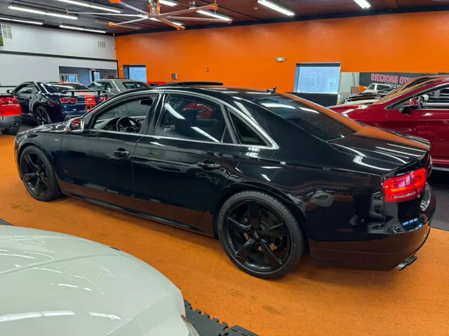 2013 Audi S8 photo 3