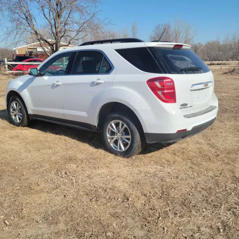 2017 Chevrolet Equinox LT photo 3