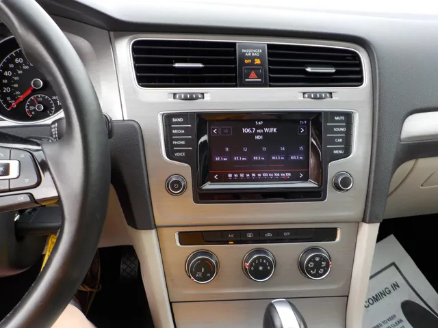 2015 Volkswagen Golf TSI SE photo 17