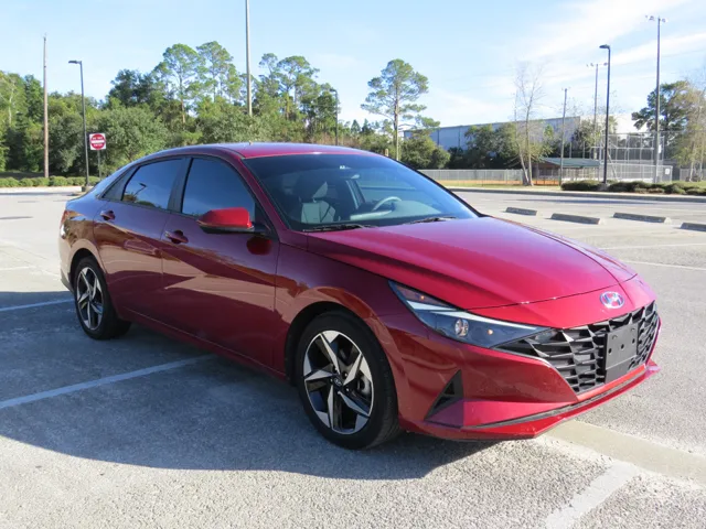 2023 Hyundai Elantra SEL photo 2