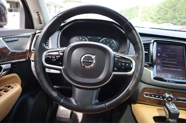 2016 Volvo XC90 T6 Momentum AWD photo 11