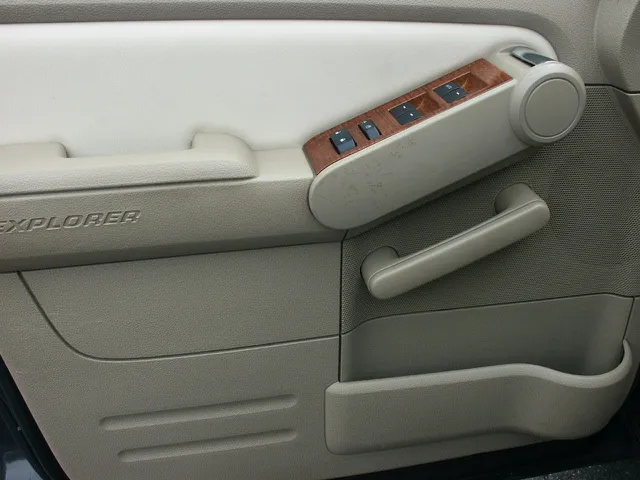 2007 Ford Explorer Eddie Bauer photo 11