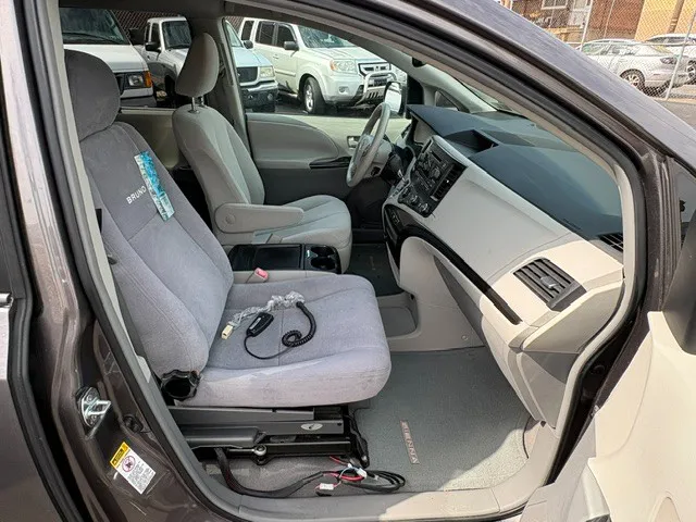 2011 Toyota Sienna LE - Photo 14
