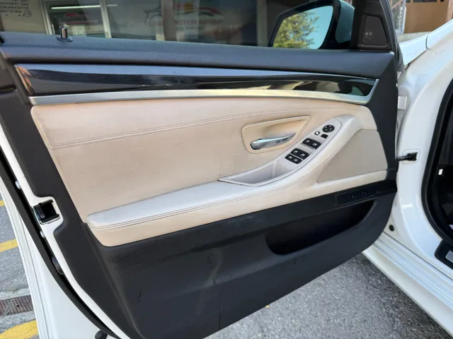 2012 BMW 5 Series 550i - Photo 18
