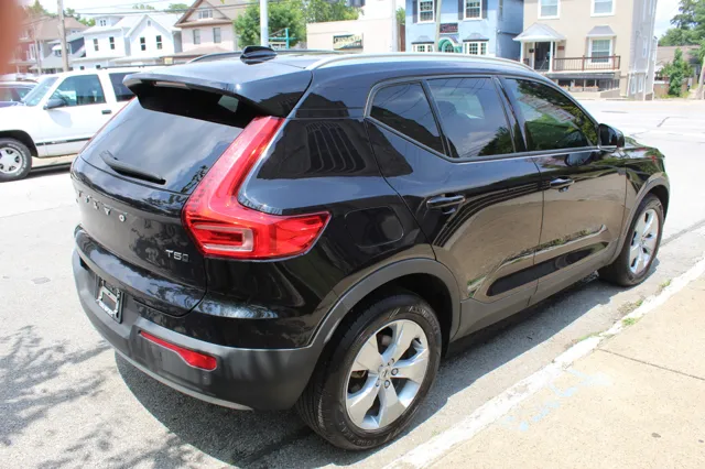 2022 Volvo XC40 T5 Momentum photo 8