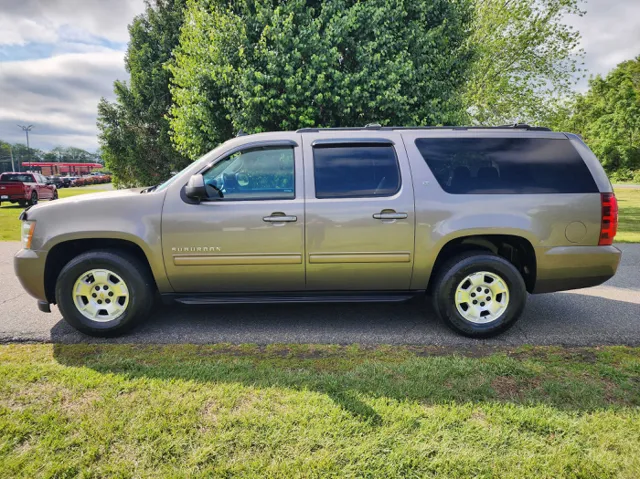 2014 Chevrolet Suburban 2WD 1500 LT's photo