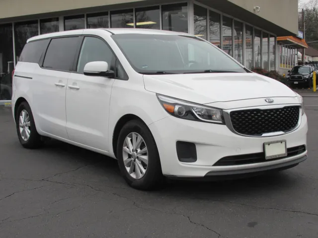 2017 Kia Sedona LX's photo