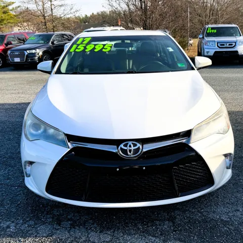 2017 Toyota Camry SE's photo