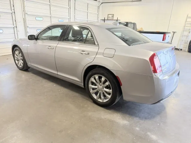 2016 Chrysler 300 C - Photo 7