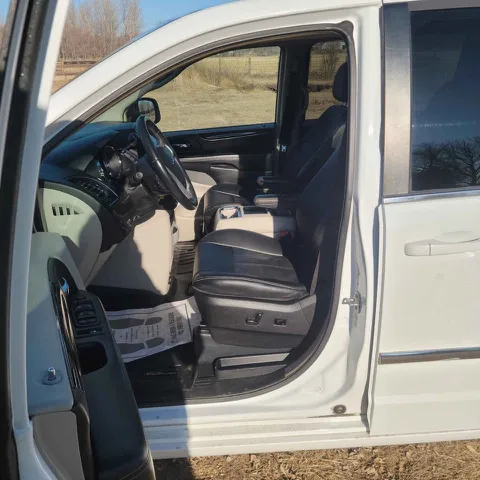 2016 Chrysler Town & Country Touring photo 3