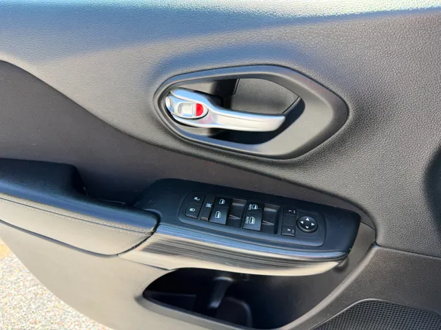 2016 Jeep Cherokee Altitude - Photo 18