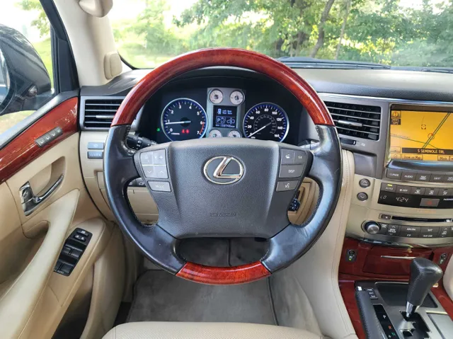 2010 Lexus LX 570 photo 18