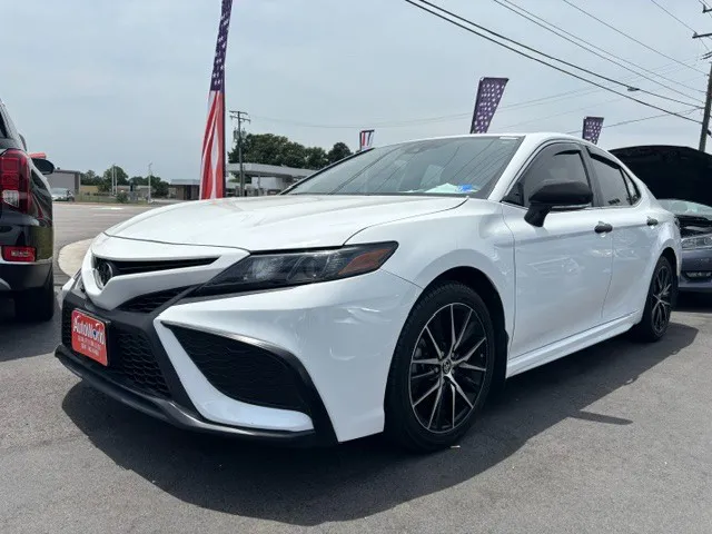 2022 Toyota Camry SE's photo