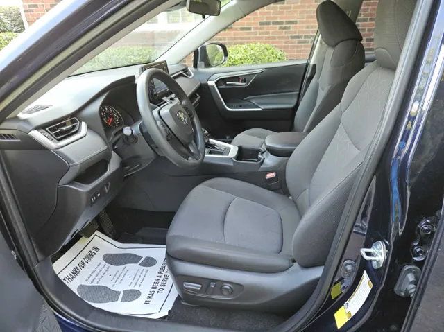 2022 Toyota RAV4 XLE photo 12