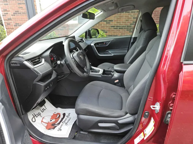 2019 Toyota RAV4 LE photo 8