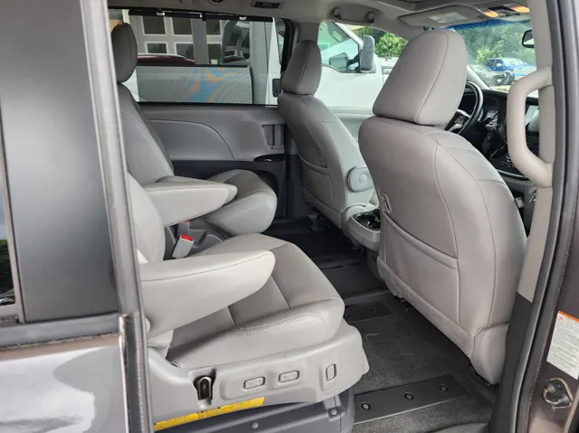 2015 Toyota Sienna XLE photo 16