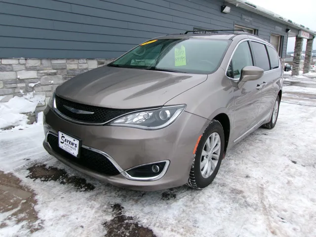 2017 Chrysler Pacifica Touring-L's photo