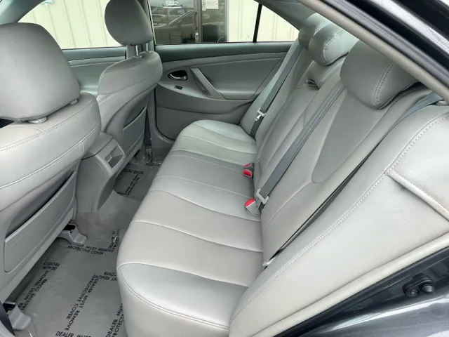 2010 Toyota Camry LE photo 9