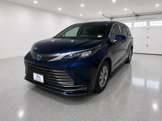2025 Toyota Sienna LE 8-Passenger Hybrid AWD's photo