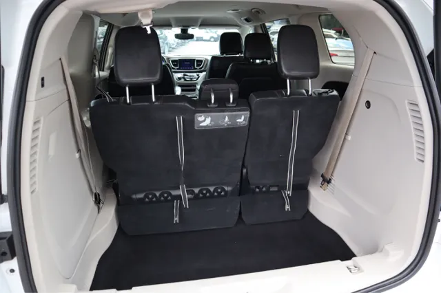 2017 Chrysler Pacifica Touring L photo 10