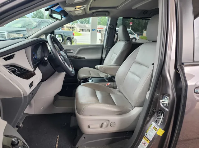 2015 Toyota Sienna XLE photo 10
