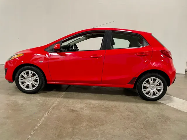 2013 Mazda Mazda2 Sport photo 2