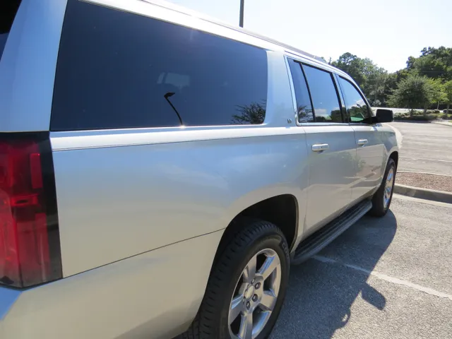 2017 Chevrolet Suburban LT photo 4