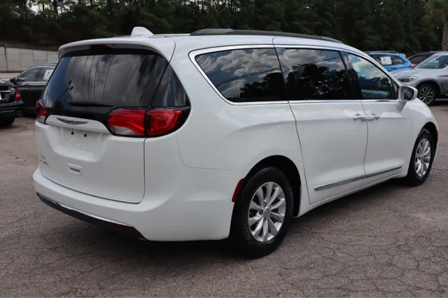 2017 Chrysler Pacifica Touring L photo 4