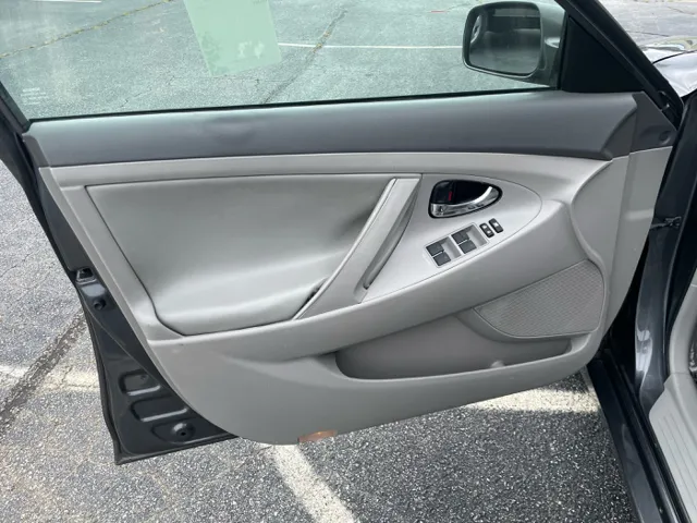 2010 Toyota Camry LE photo 6