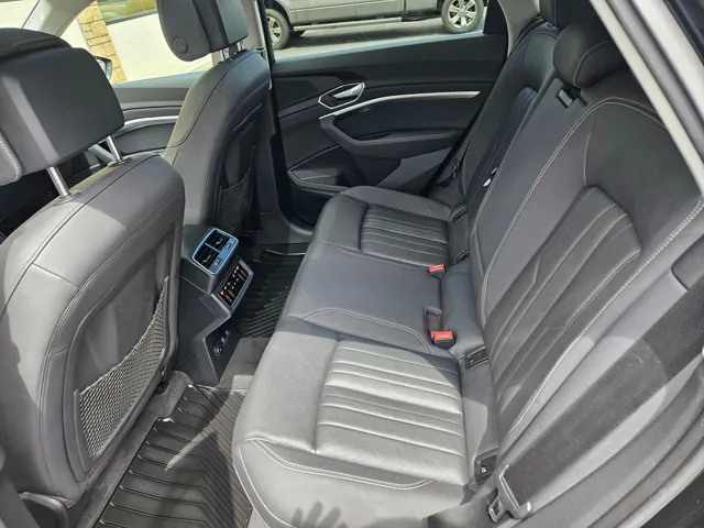 2019 Audi e-tron Premium Plus photo 8