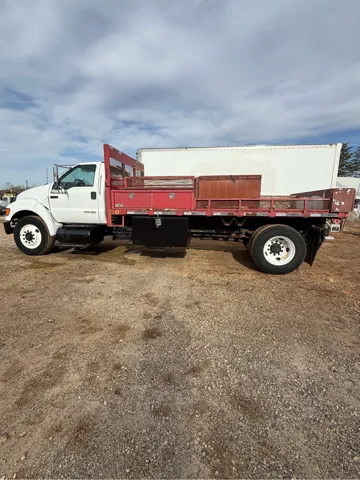2008 Ford F-750 - Photo 10