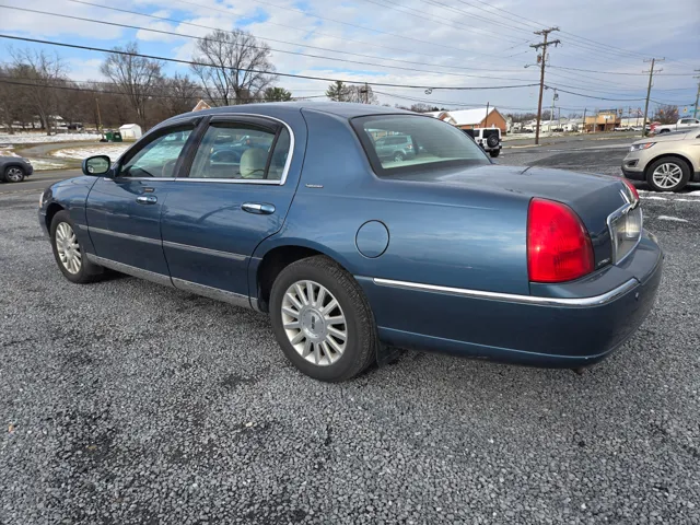 2003 Lincoln Town Car Signature photo 3
