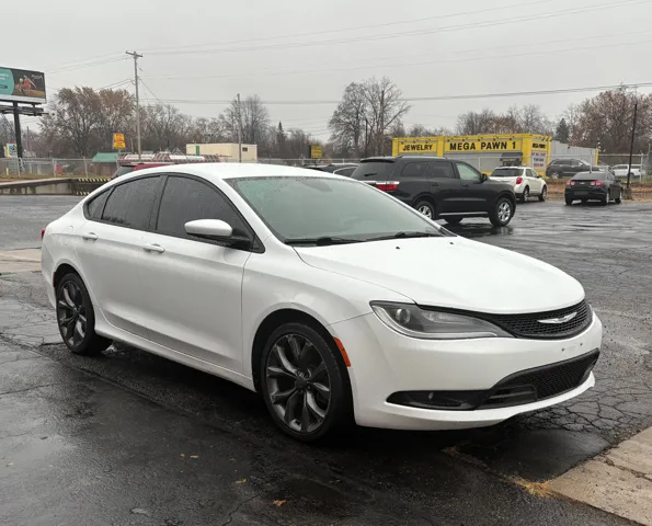 2015 Chrysler 200 S's photo