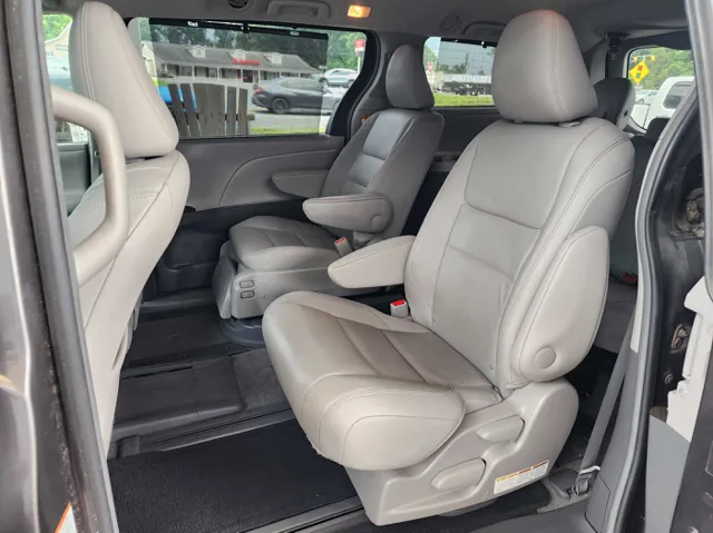 2015 Toyota Sienna XLE photo 11