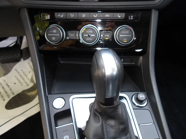 2020 Volkswagen Jetta SE R-Line photo 9