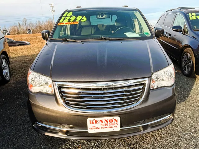 2016 Chrysler Town & Country Touring's photo