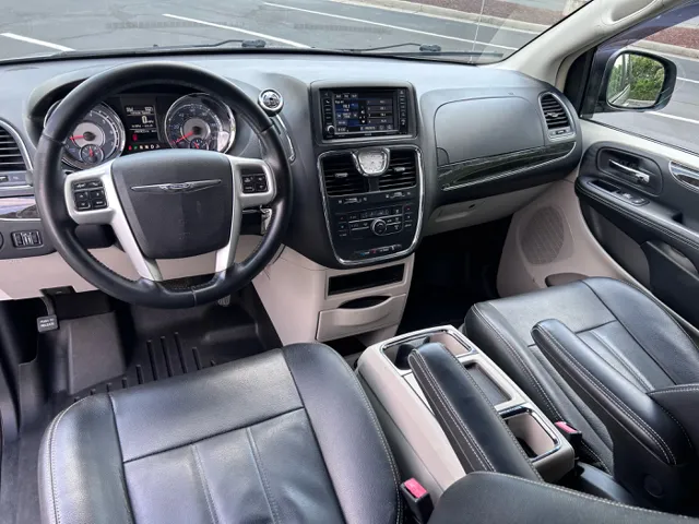 2015 Chrysler Town & Country Touring - Photo 16