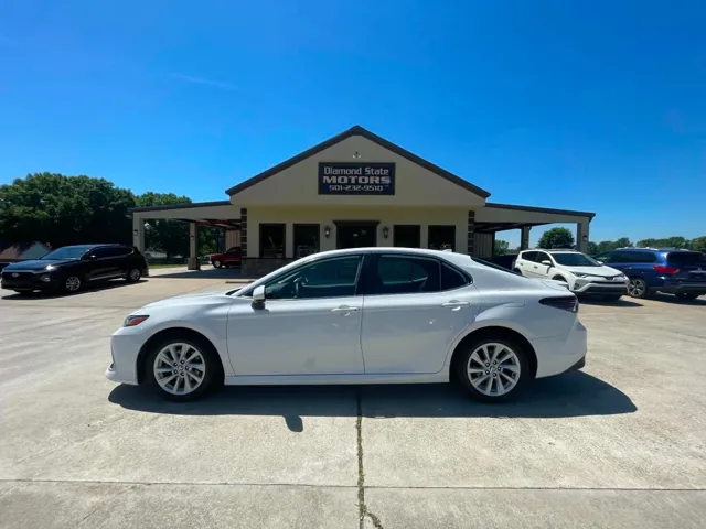 2022 Toyota Camry LE's photo