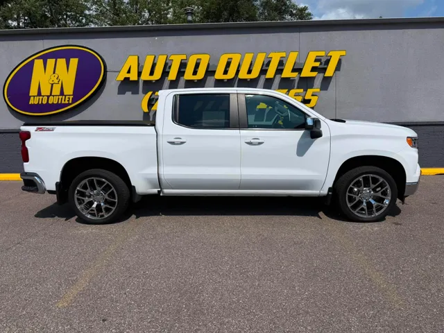 2022 Chevrolet Silverado 1500 LT - Photo 2