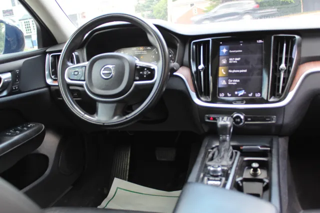 2021 Volvo S60 R-Design Momentum photo 32
