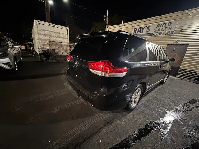 2011 Toyota Sienna LE's photo
