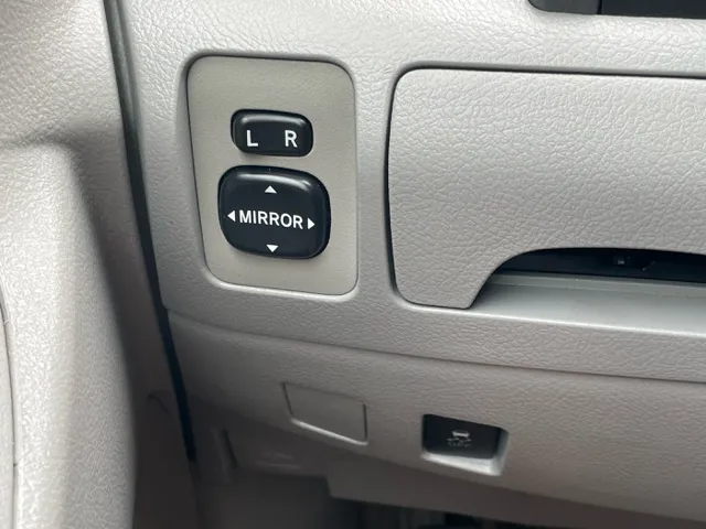 2010 Toyota Camry LE photo 14
