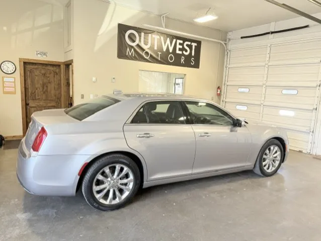 2016 Chrysler 300 C - Photo 9