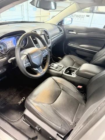 2016 Chrysler 300 C - Photo 11