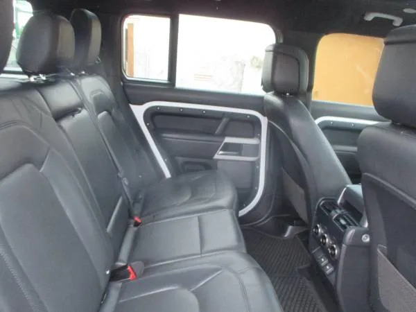 2023 Land Rover Defender SE - Photo 10