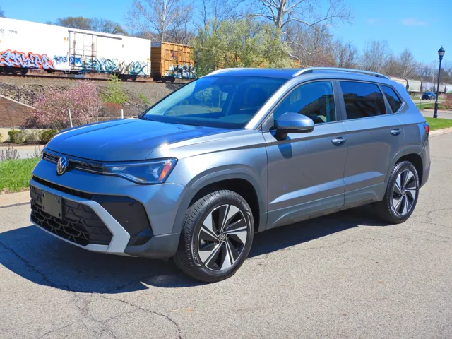 2025 Volkswagen Taos 1.5T SE 4Motion's photo